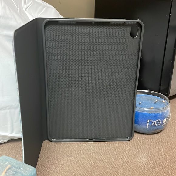 NWT Apple iPad cover, 5th generation 2020-2022. Never been used. Fits 10.9 inch. - Picture 7 of 16